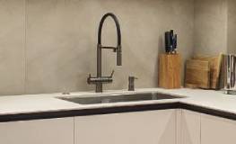 4 риска моек скрытого монтажа для кухни в сравнении с накладными мойками