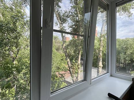 Остеклили балкон, установили пластиковые окна TopLine фото