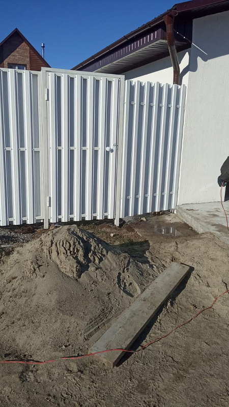 Установили забор из металлического штакетника в шахматном порядке с полимерным покрытием высотой - 2 м фото 2