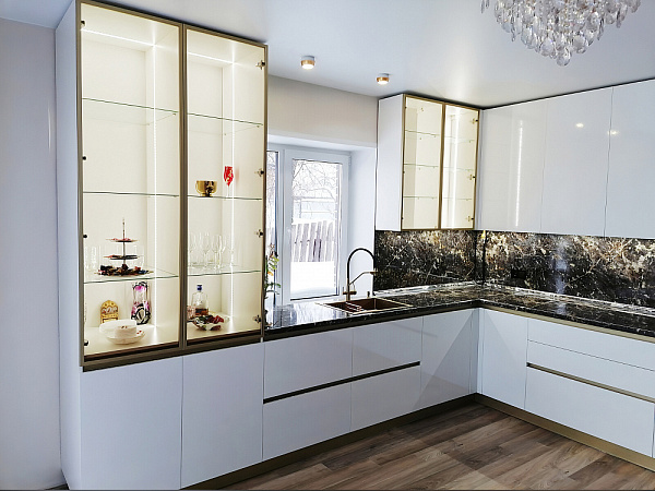 Элегантная классическая кухня для частного дома со стеклянными шкафами, линейной подсветкой и встроенной техникой фото 1