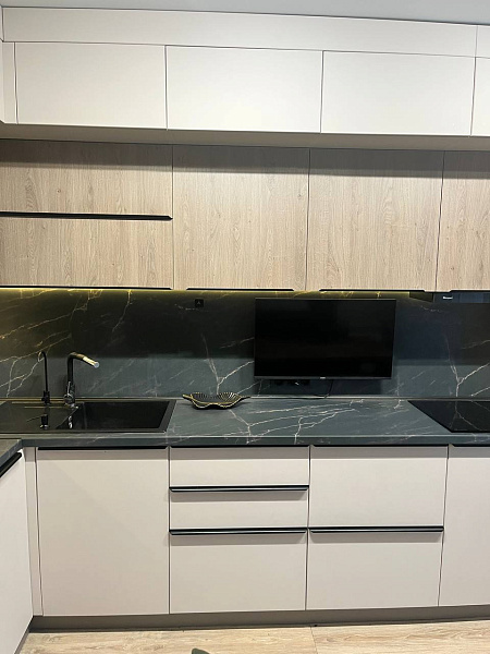 Белый гарнитур «Софт-Венге» со встраиваемой техникой и утопленной зоной готовки фото 4