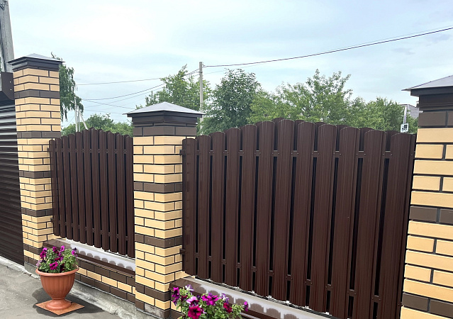 Установка забора из металлического штакетника на кирпичных столбах фото 1