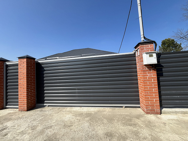 Откатные ворота при въезде на участок фото 1