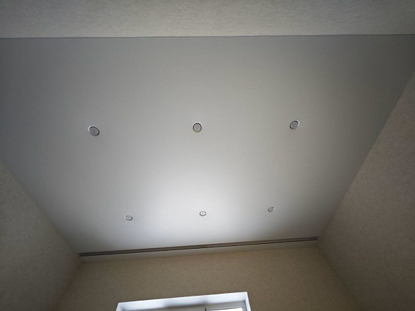 Натяжной огнеупорный поток в спальню + 6 минималистичных светильников фото 3