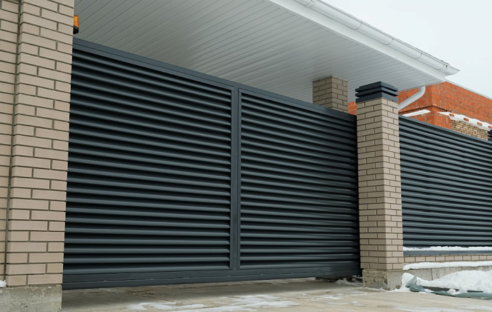 Забор с заполнением металлическими жалюзи по RAL 7024 (графит) фото 1