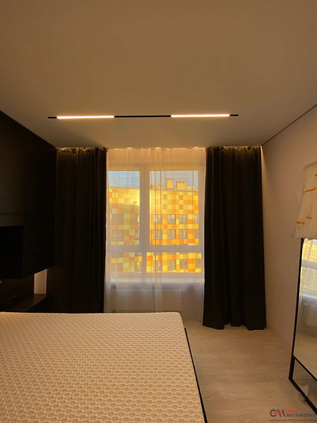 Спальня тканевый потолок с нишей, подсветкой, треками 19м2 фото 1