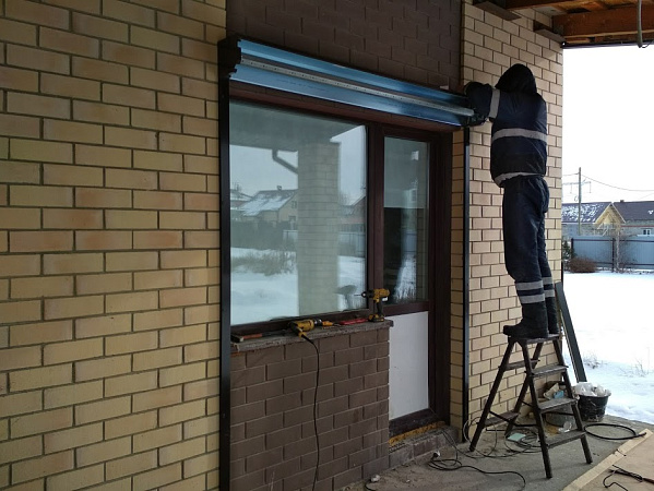 Установка автоматических защитных рольставней Алютех фото 3