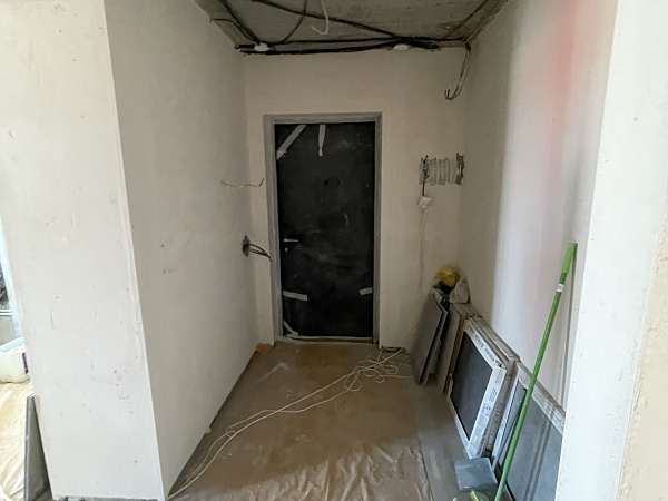 Натянули теневой потолок во всей квартире фото 5