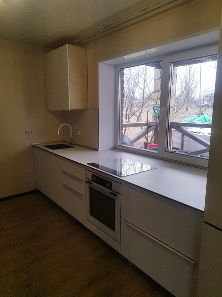 Прямая белая кухня в частный дом с установкой и комплектацией техникой под ключ фото 8