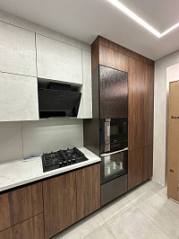 Белая угловая кухня EGGER в белом цвете с комбинированным фасадом фото 1