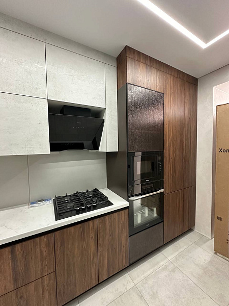 Белая угловая кухня EGGER в белом цвете с комбинированным фасадом фото 1