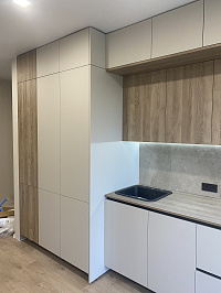 Стильная кухня с фасадами AGT Supramat, размеры 4139 х 2611 х 700 фото 2