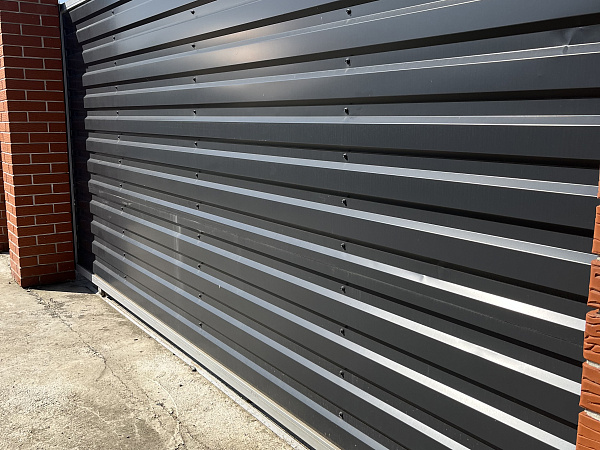 Откатные ворота при въезде на участок фото 2