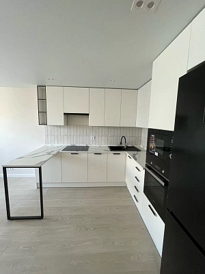 Установили гарнитур с матовыми фасадами в духе минимализма фото 3