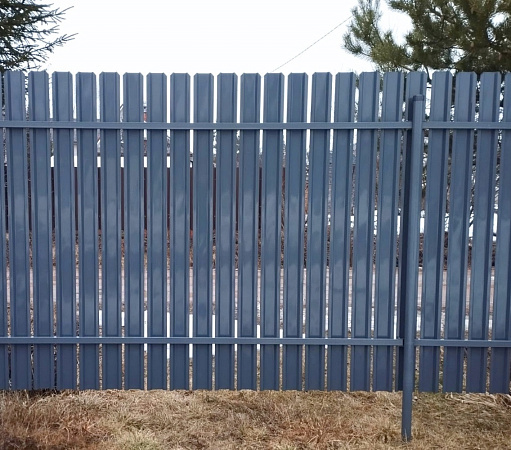 Установили забор из металлического штакетника, однорядная зашивка фото 3