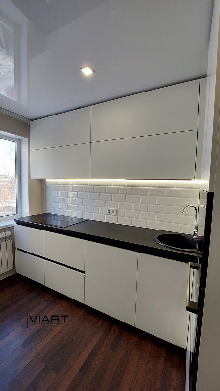 Белая матовая кухня в стиле модерн фото 1