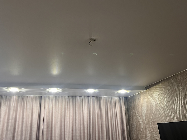 Натянули двухуровневый потолок в гостиной и спальне фото 3