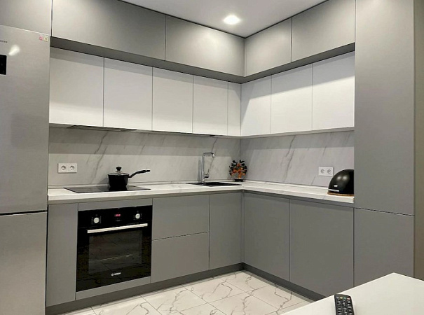 Угловой серый кухонный гарнитур с фасадами из крашеного МДФ фото 1