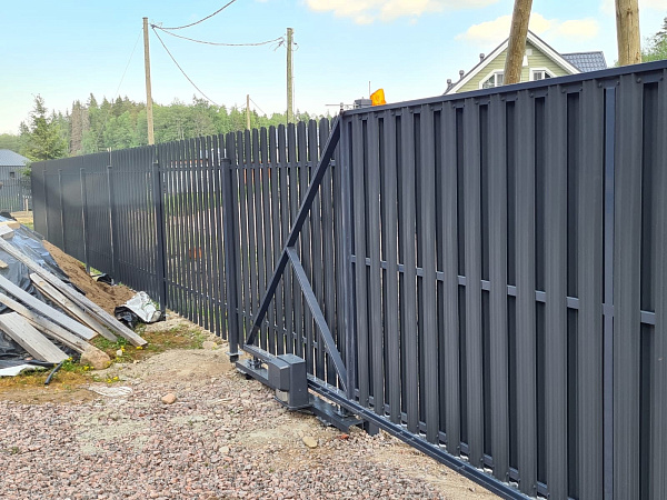 Графитовые ворота с калиткой и автоматическим управлением для загородного дома фото 2