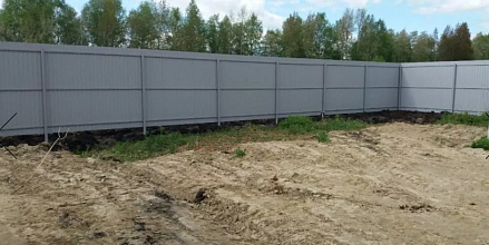 Забор из одностороннего профнастила по периметру участка на столбах, выполненных методом бутования фото 2