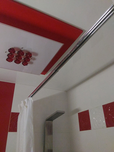 Стильный натяжной потолок в сан узле с монтажом электрики и акцентной люстрой фото 2