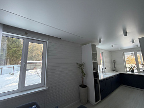 П-образная кухня с фасадами темно-синего и белого цвета фото 11