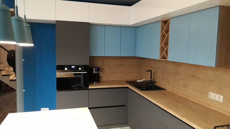 Установили четырехметровый кухонный гарнитур из пластика фото 3