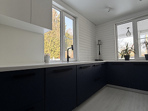 П-образная кухня с фасадами темно-синего и белого цвета фото 4