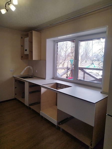 Прямая белая кухня в частный дом с установкой и комплектацией техникой под ключ фото 2