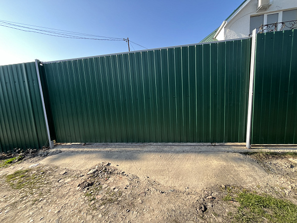 Откатные ворота зеленого цвета для загородного дома фото 1