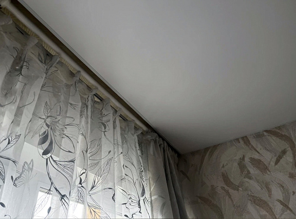 Тканевый натяжной потолок белого цвета фото 2