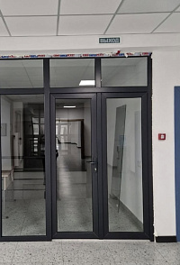 Остеклили коридор в офисном здании фото 3