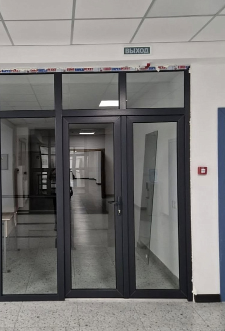 Остеклили коридор в офисном здании фото 3