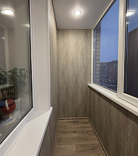 Остекление и отделка балкона пластиковыми окнами Рехау фото 1