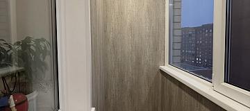 Остекление и отделка балкона пластиковыми окнами Рехау фото