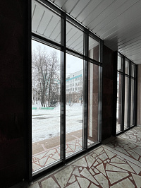 Остекление входной группы школы фото 1