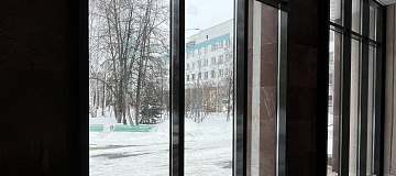 Остекление входной группы школы фото