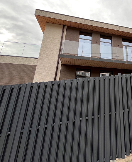 Забор из евроштакетника в шахматном порядке фото 1