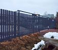 Установили забор из металлического штакетника, однорядная зашивка фото 1
