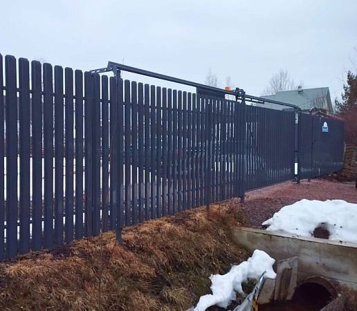 Установили забор из металлического штакетника, однорядная зашивка фото 1