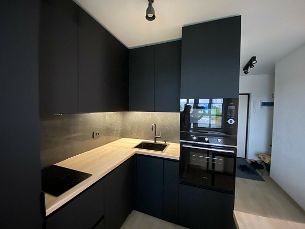 Изготовили черную матовую кухню в минималистичном дизайне фото 5
