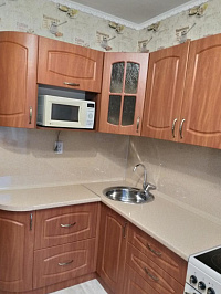 Угловая кухня с рельефным рисунком на фасаде и полкой для микроволновки фото 3