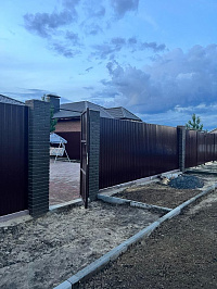 Установка забора из профнастила фото 1