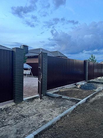 Установка забора из профнастила фото