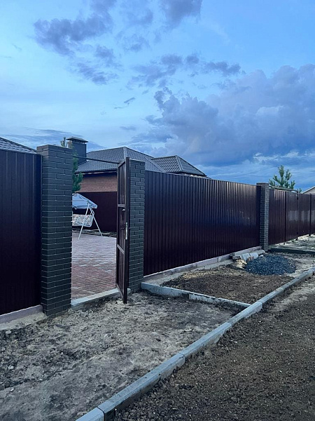 Установка забора из профнастила фото 1