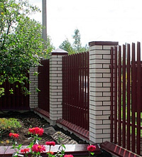 Лёгкий забор из двухстороннего евро-штакетника, с заполнением в один ряд фото 2