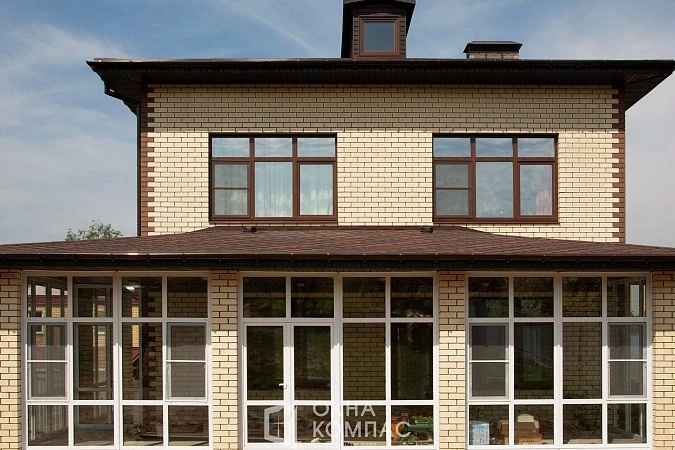 Остекление крытой веранды, встроенной в коттедж фото 5