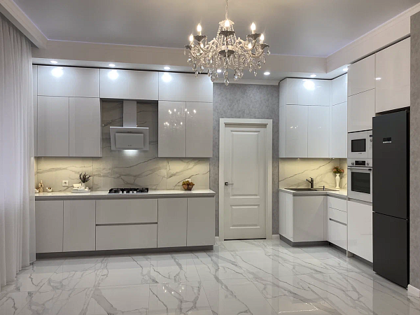 Смонтировали белую кухню с глянцевыми фасадами AGT, в минималистичном стиле фото 3