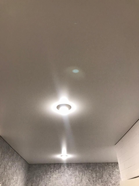 Парящий натяжной потолок с матовым полотном белого цвета фото 4