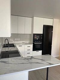 Установили гарнитур с матовыми фасадами в духе минимализма фото 4